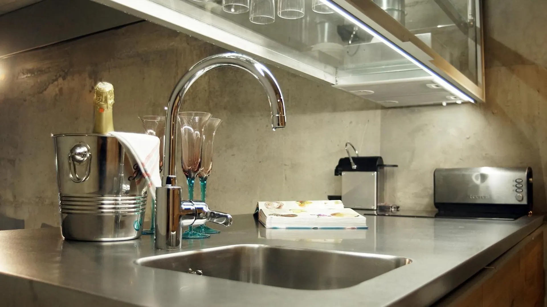 My Space Emirates - Fully Equipped Apartments Near The Beach With Shared Pool Barcelona