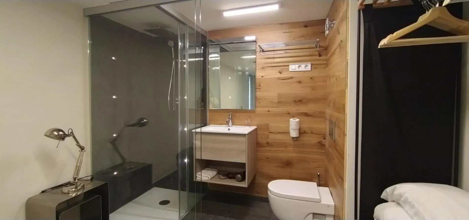 My Space Emirates - Fully Equipped Apartments Near The Beach With Shared Pool Barcelona