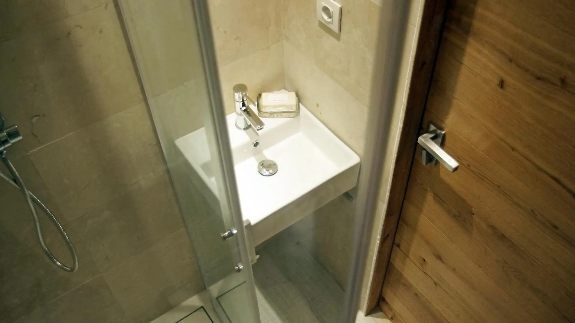 My Space Emirates - Fully Equipped Apartments Near The Beach With Shared Pool Barcelona