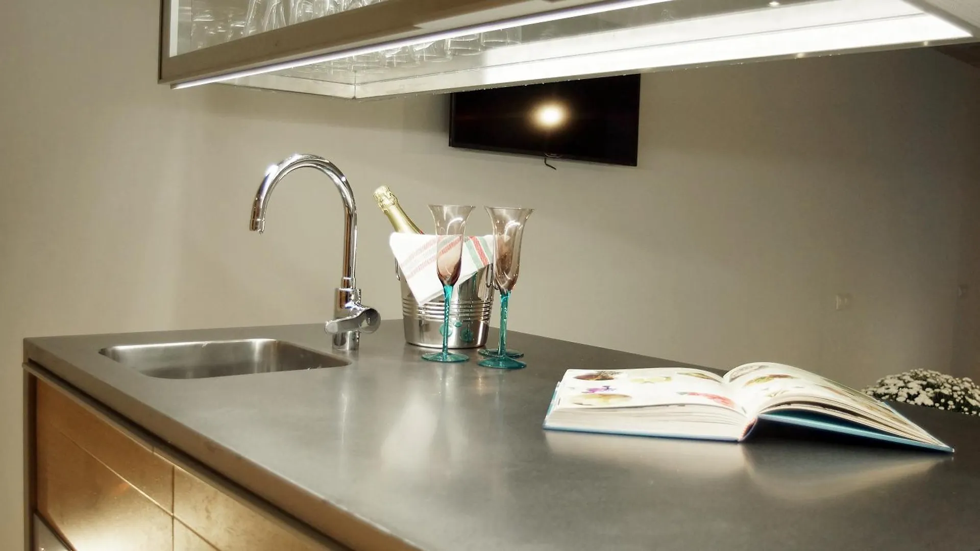 My Space Emirates - Fully Equipped Apartments Near The Beach With Shared Pool Barcelona