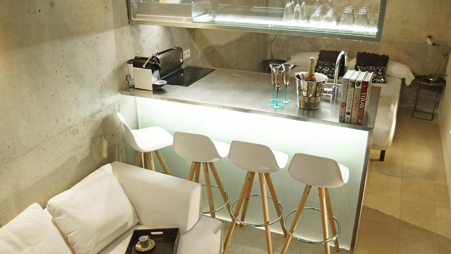 My Space Emirates - Fully Equipped Apartments Near The Beach With Shared Pool Barcelona