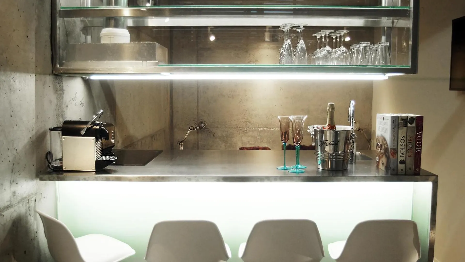 My Space Emirates - Fully Equipped Apartments Near The Beach With Shared Pool Barcelona