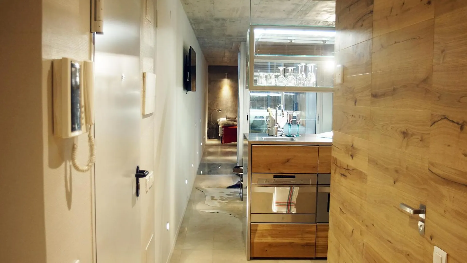 My Space Emirates - Fully Equipped Apartments Near The Beach With Shared Pool Barcelona 0*,