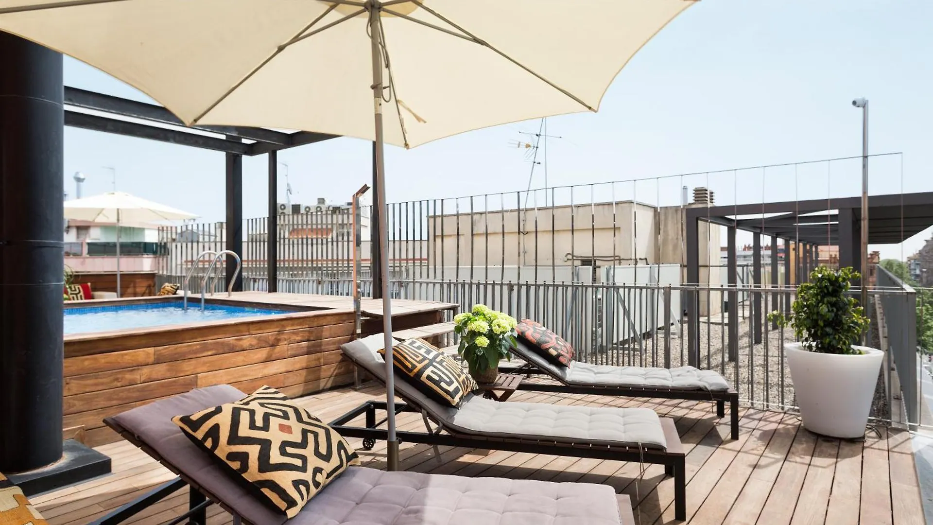 My Space Emirates - Fully Equipped Apartments Near The Beach With Shared Pool Barcelona