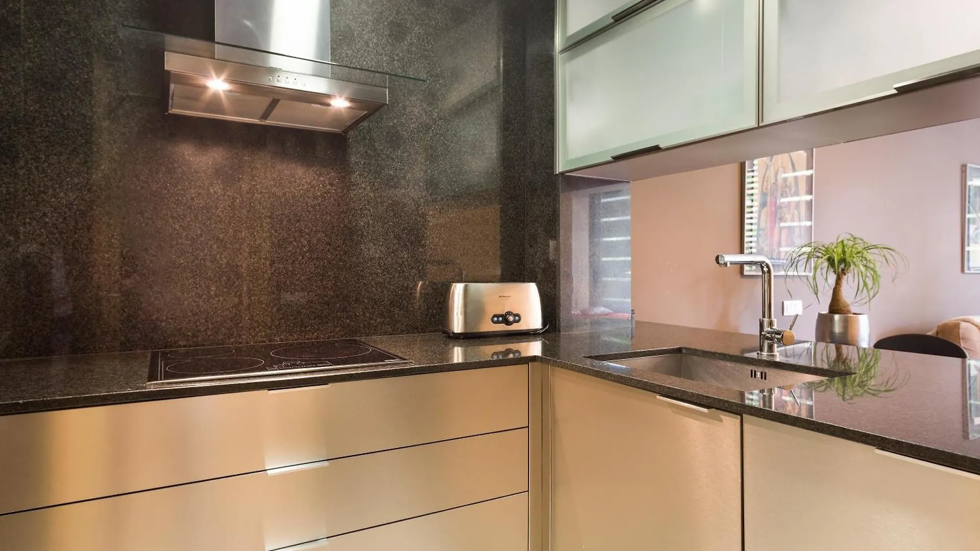 My Space Emirates - Fully Equipped Apartments Near The Beach With Shared Pool Barcelona