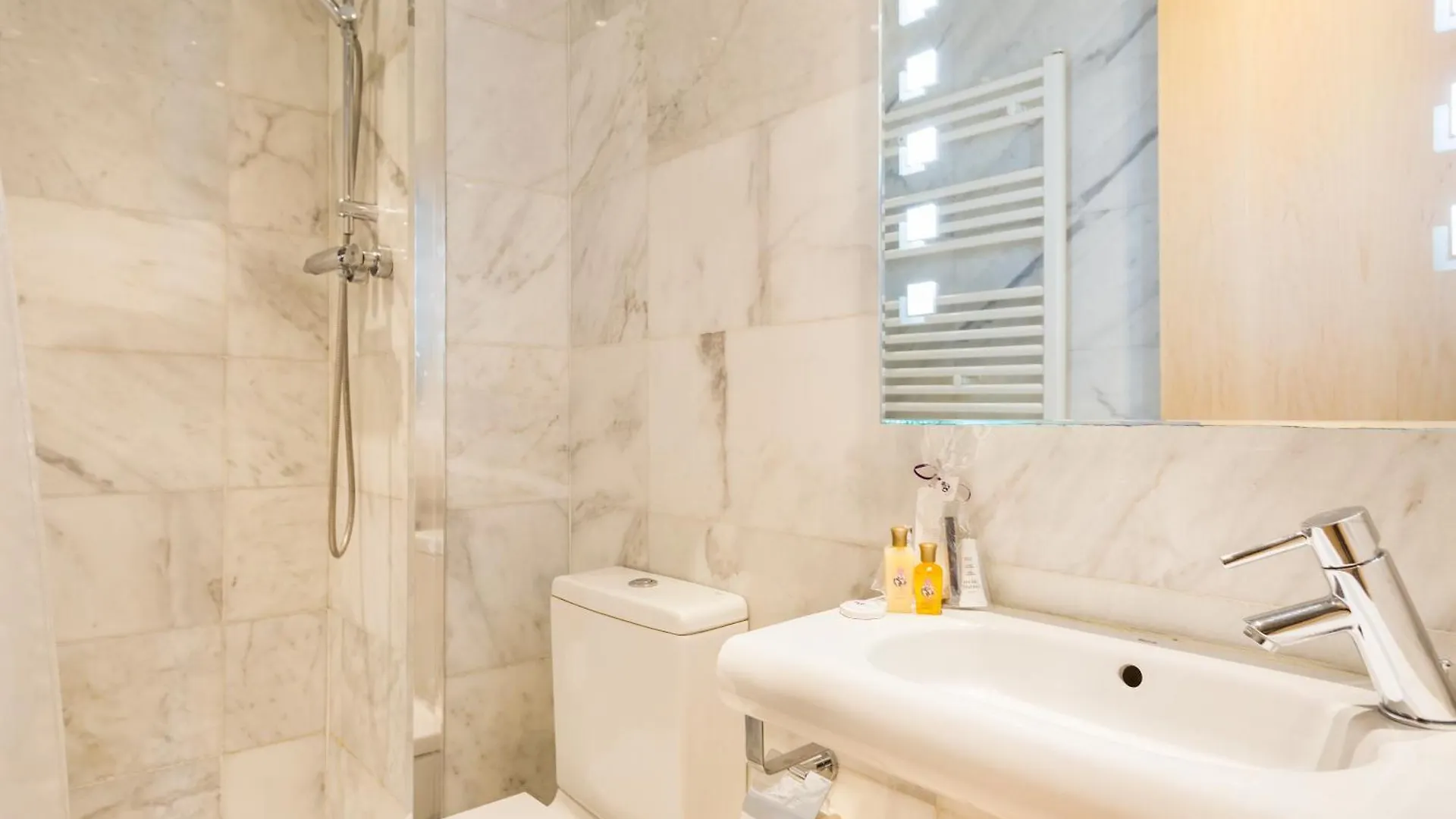 My Space Emirates - Fully Equipped Apartments Near The Beach With Shared Pool Barcelona