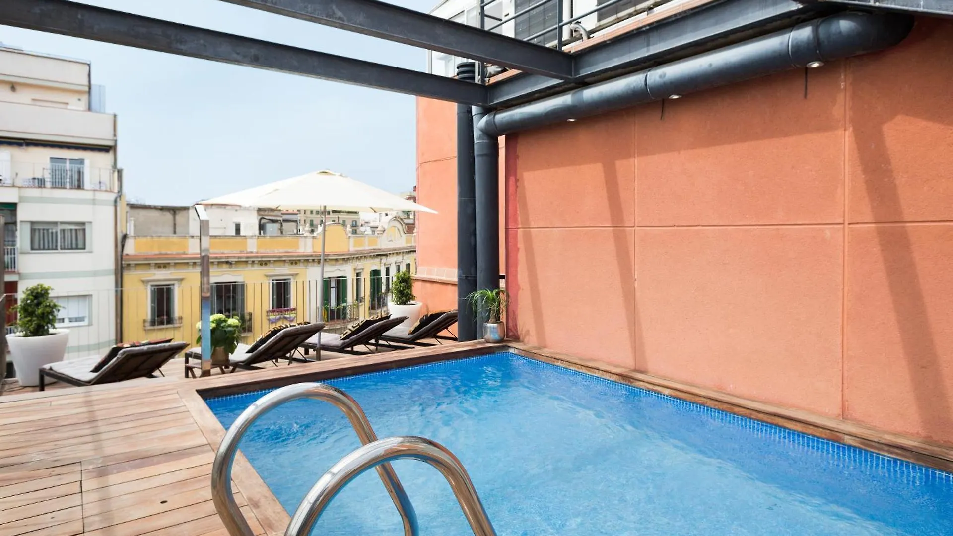 My Space Emirates - Fully Equipped Apartments Near The Beach With Shared Pool Barcelona