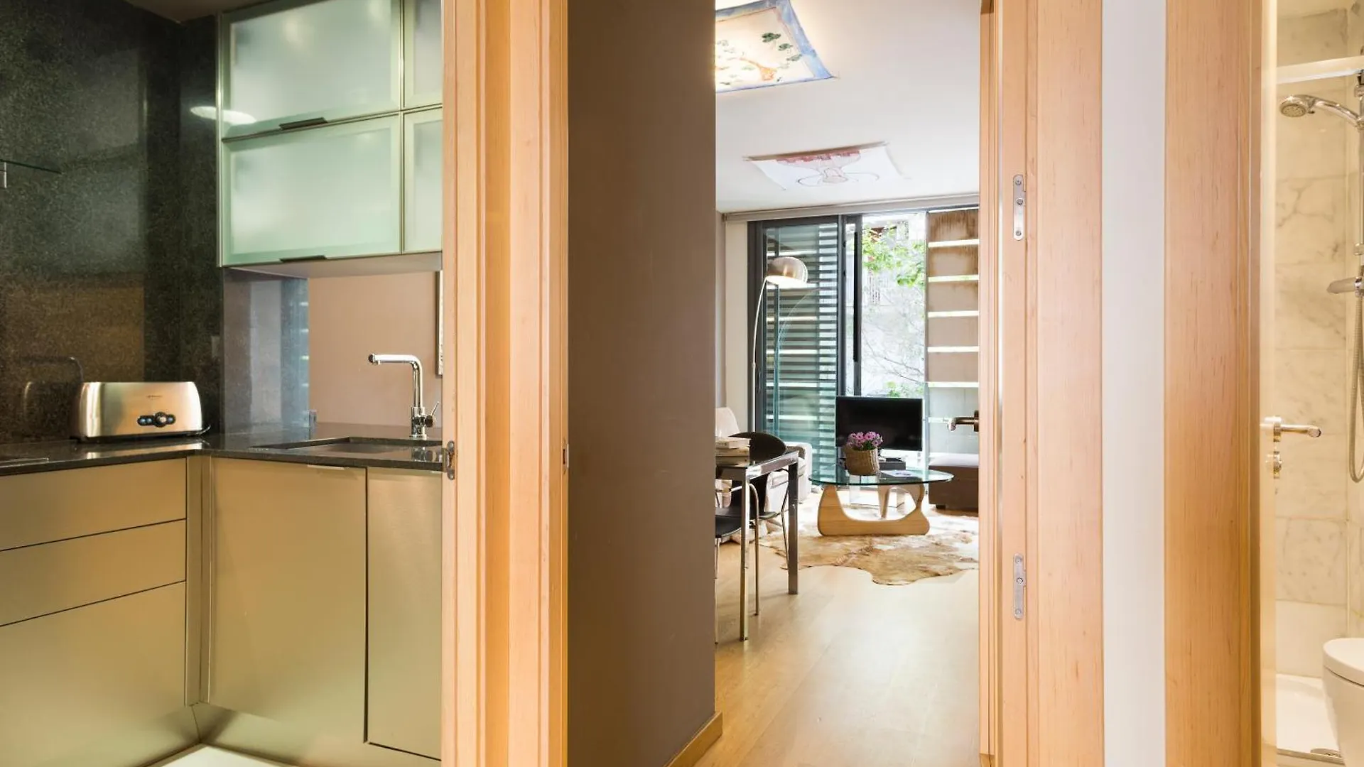 My Space Emirates - Fully Equipped Apartments Near The Beach With Shared Pool Barcelona 0*,