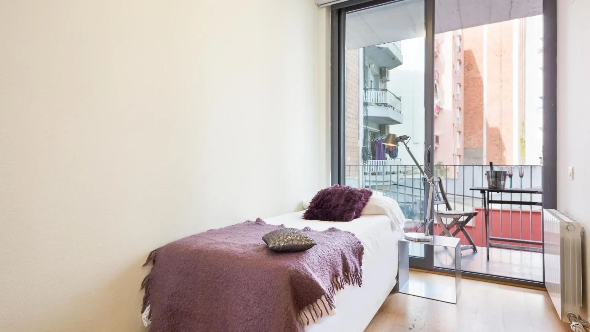 My Space Emirates - Fully Equipped Apartments Near The Beach With Shared Pool Barcelona