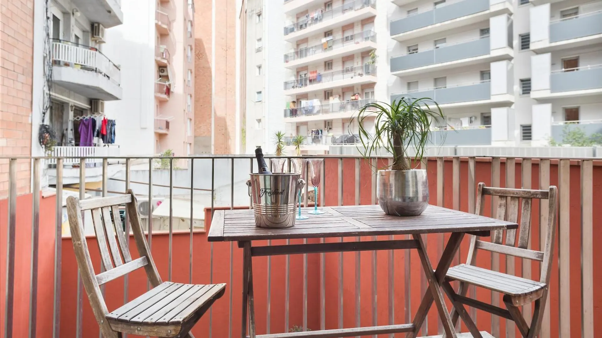 My Space Emirates - Fully Equipped Apartments Near The Beach With Shared Pool Barcelona