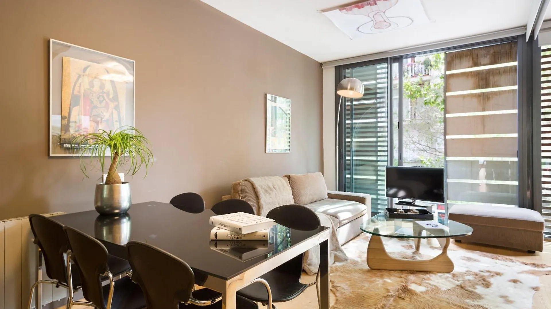 My Space Emirates - Fully Equipped Apartments Near The Beach With Shared Pool Barcelona