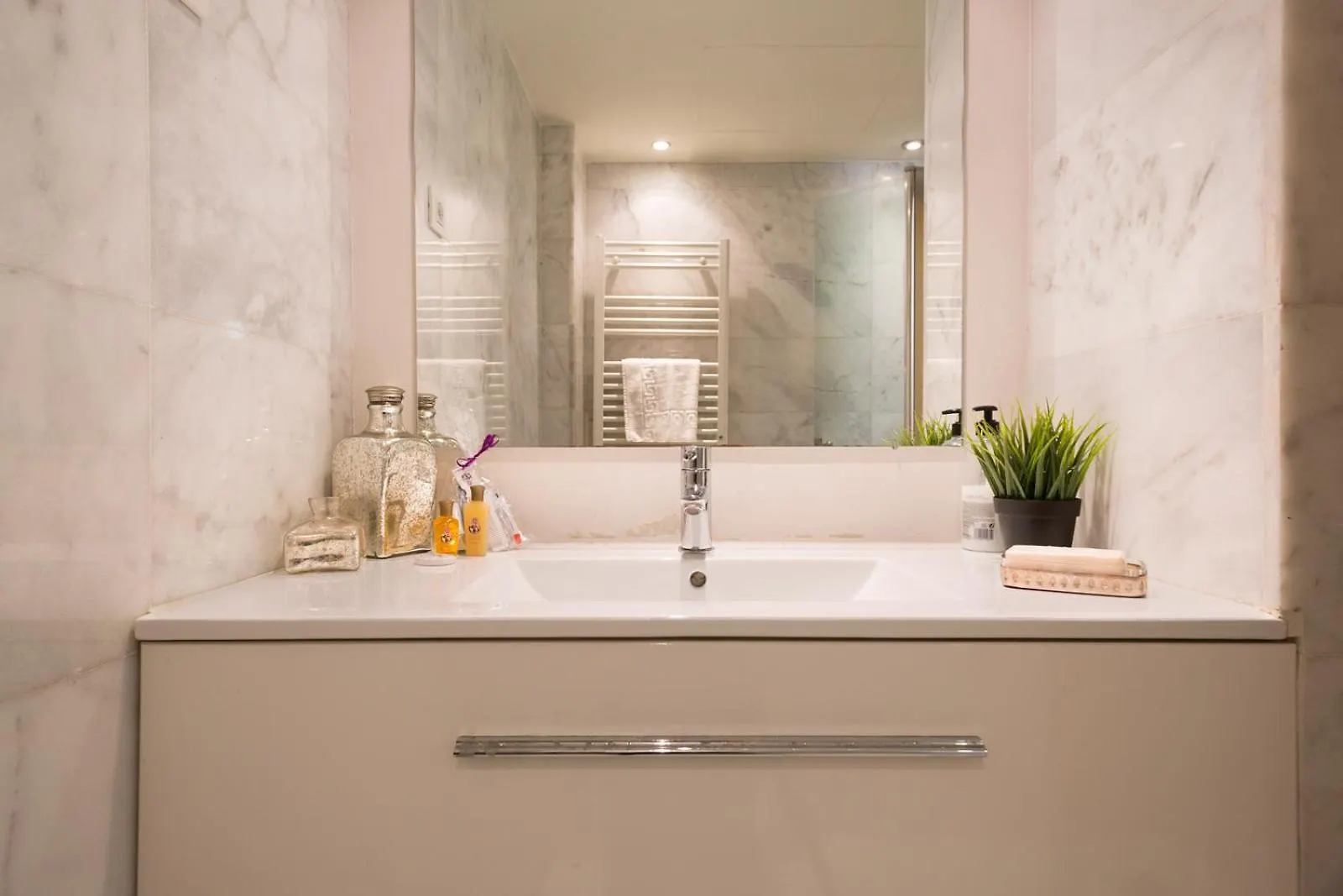 My Space Emirates - Fully Equipped Apartments Near The Beach With Shared Pool Barcelona