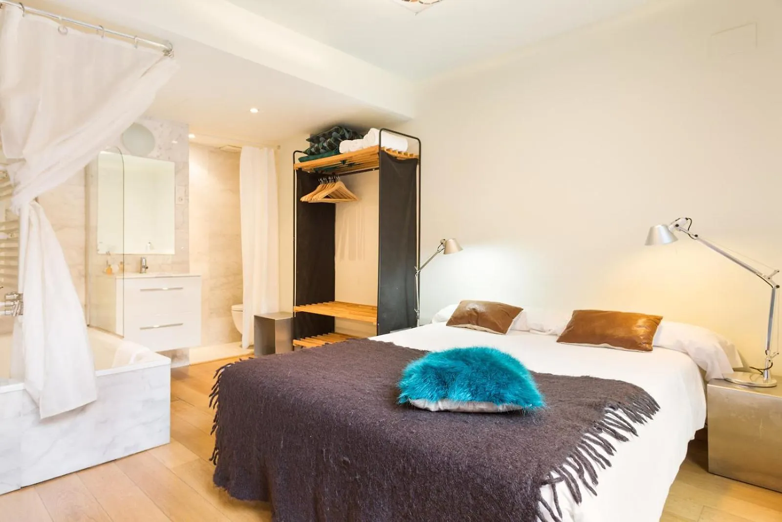 My Space Emirates - Fully Equipped Apartments Near The Beach With Shared Pool Barcelona