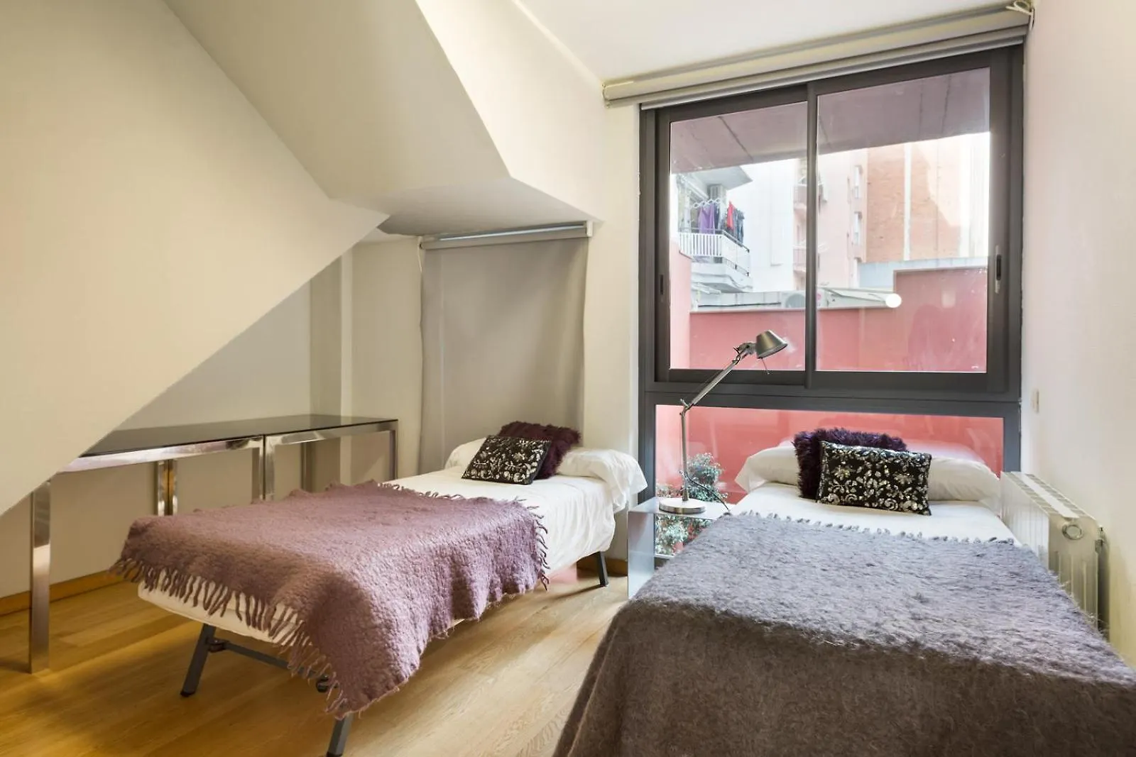 My Space Emirates - Fully Equipped Apartments Near The Beach With Shared Pool Barcelona 0*,