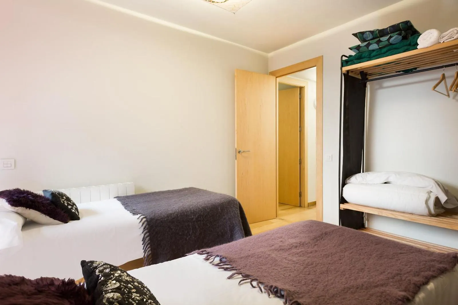 My Space Emirates - Fully Equipped Apartments Near The Beach With Shared Pool Barcelona