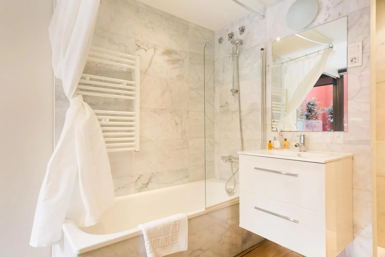 My Space Emirates - Fully Equipped Apartments Near The Beach With Shared Pool Barcelona